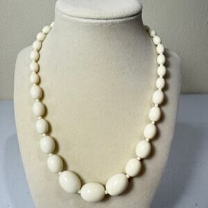 Vintage 50s 60s Cream Single Strand Graduated Bead Necklace Mod Retro Classic